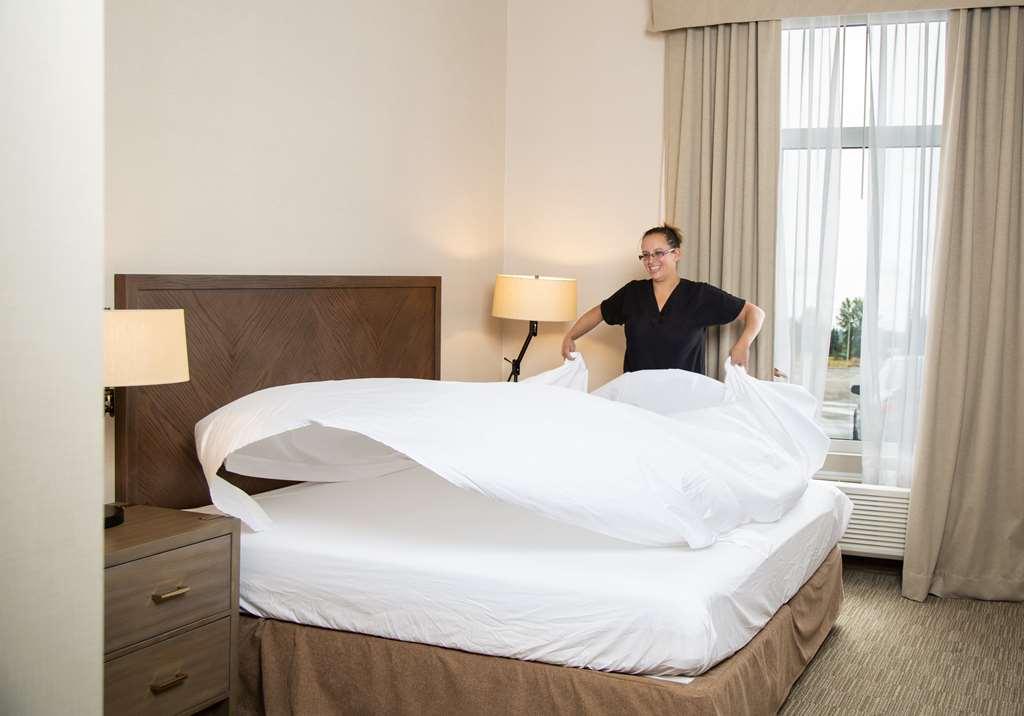 Pomeroy Inn & Suites פרינס ג'ורג' חדר תמונה