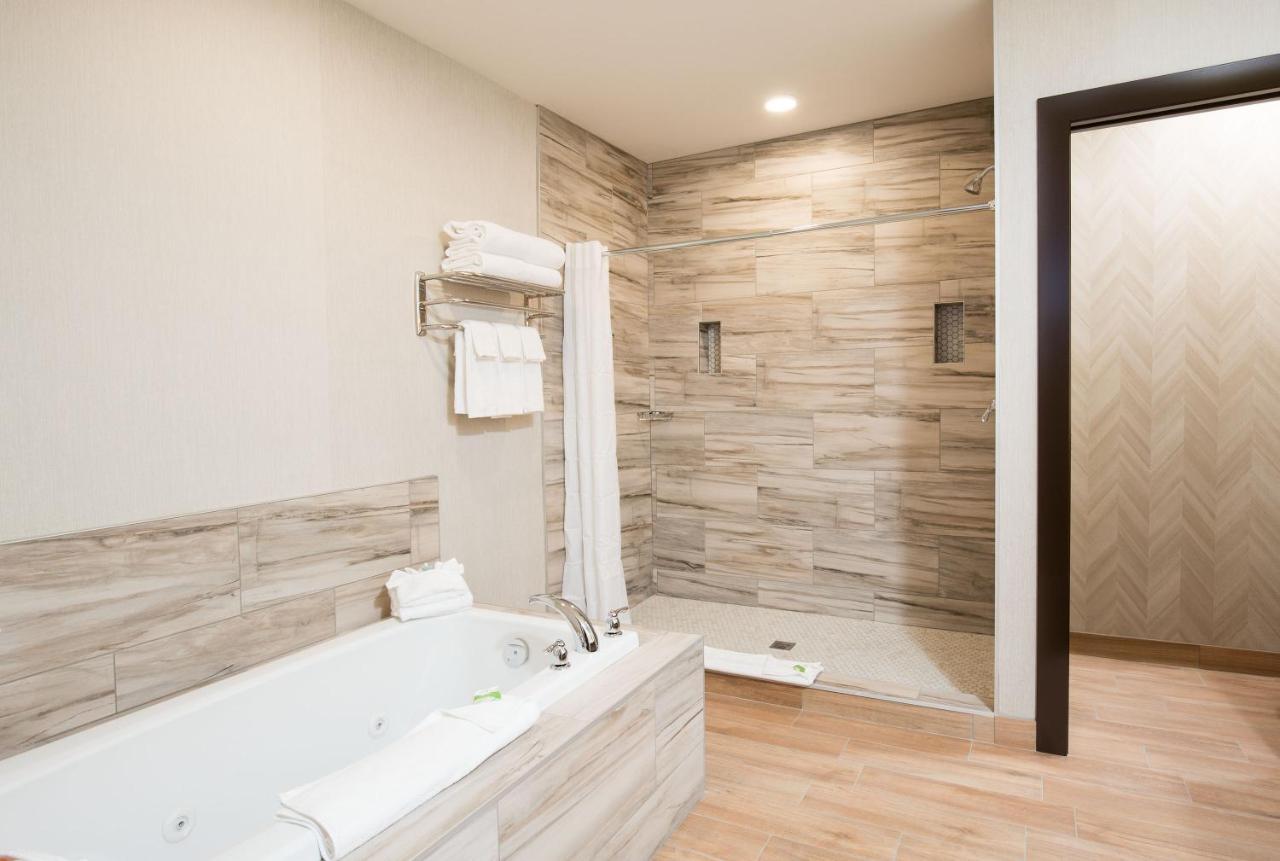 Pomeroy Inn & Suites פרינס ג'ורג' מראה חיצוני תמונה