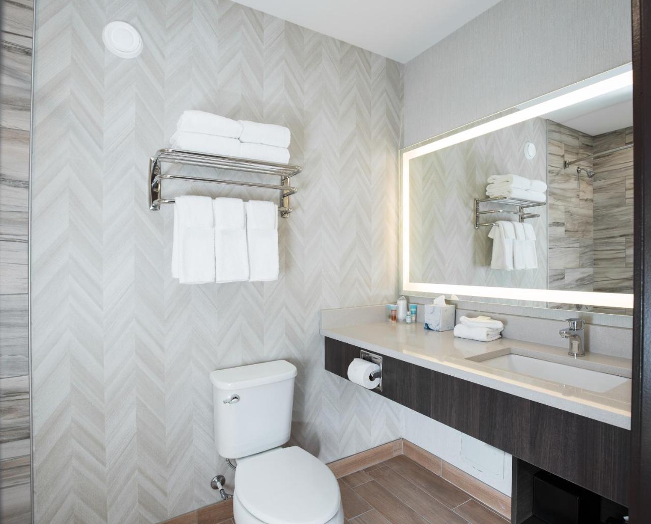 Pomeroy Inn & Suites פרינס ג'ורג' מראה חיצוני תמונה
